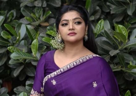 পিতৃহারা হলেন সংগীতশিল্পী সালমা