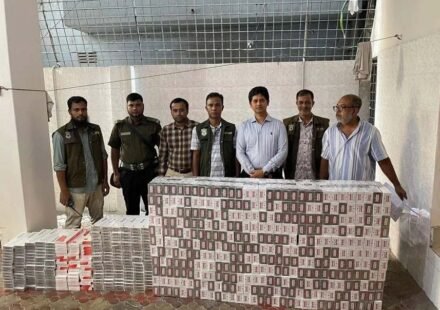 মোহাম্মদপুরে দুই গোপন গুদাম থেকে ৩ লাখের বেশি অবৈধ বিদেশি সিগারেট উদ্ধার