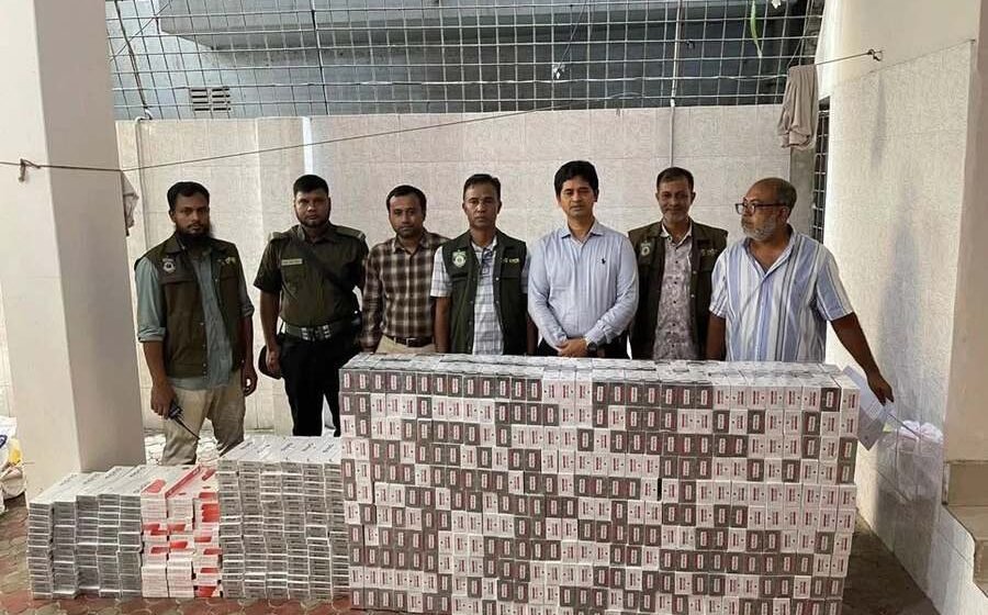 মোহাম্মদপুরে দুই গোপন গুদাম থেকে ৩ লাখের বেশি অবৈধ বিদেশি সিগারেট উদ্ধার
