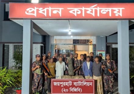 জয়পুরহাটে ভারতে পাচারের আগে কষ্টিপাথরের মূর্তি উদ্ধার, চারজন আটক