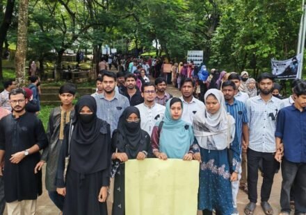 অপ্রতিম হত্যার বিচার চেয়ে কুবিতে কালো ব্যাজ ধারণ ও মৌন মিছিল