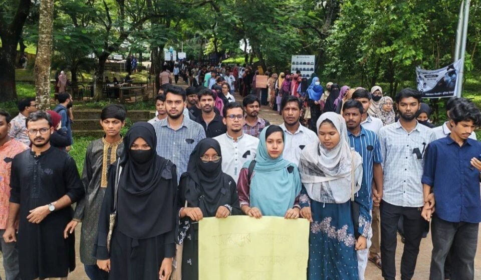 অপ্রতিম হত্যার বিচার চেয়ে কুবিতে কালো ব্যাজ ধারণ ও মৌন মিছিল