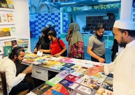 পাঠকের ভিড়ে মুখর বায়তুল মোকাররমের ইসলামি বইমেলা