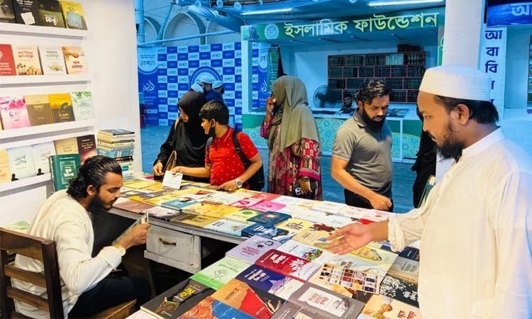 পাঠকের ভিড়ে মুখর বায়তুল মোকাররমের ইসলামি বইমেলা