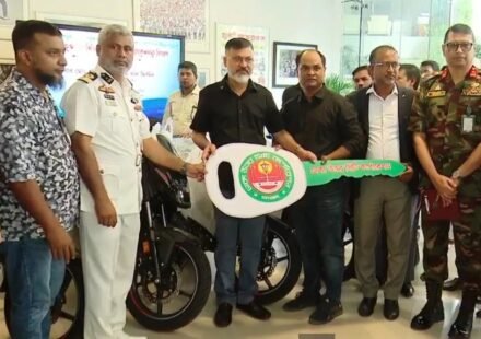 মাঠপর্যায়ে দ্রুত সেবা দিতে ডিএনসিসি কর্মকর্তারা পেলেন মোটরসাইকেল