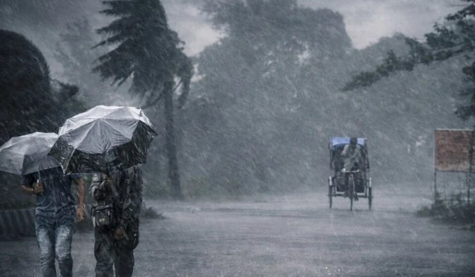 দুপুরের মধ্যে ঢাকায় বজ্রসহ বৃষ্টি হতে পারে