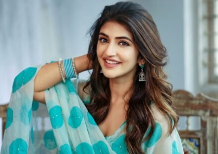 এক ভিডিওতেই সামাজিক মাধ্যমে ঝড় তুললেন শ্রীলীলা