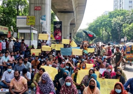 নিয়োগপত্রের দাবিতে শাহবাগে অবস্থানে প্রাথমিকের সুপারিশপ্রাপ্ত প্রার্থীরা