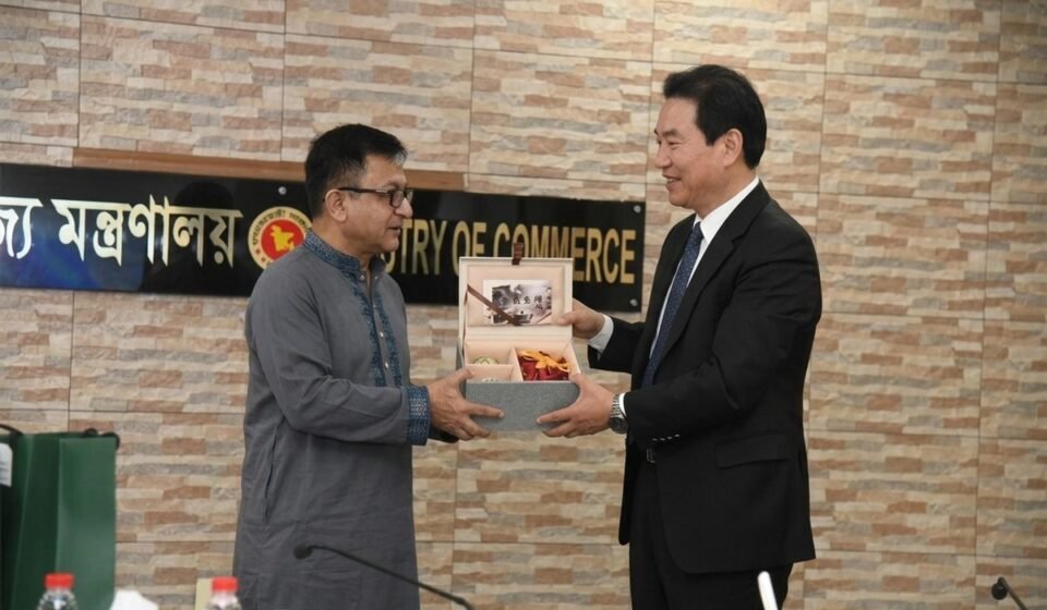 Commerce minister proposes Chattogram-Kunming road, cargo flights and joint research centre