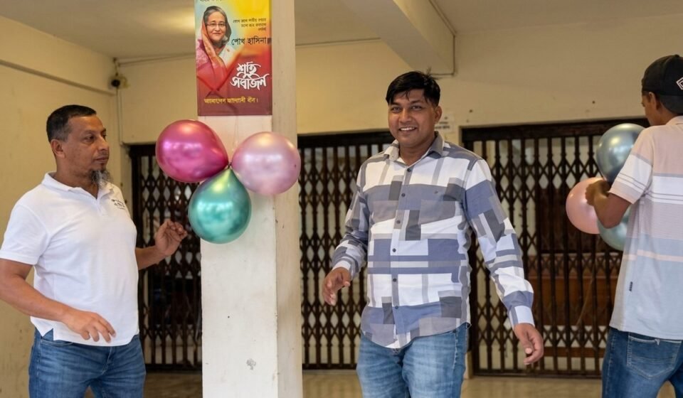 থানার ফটকের সামনে নিষিদ্ধ আওয়ামী লীগের পোস্টার সাঁটালেন ওয়ারেন্টভুক্ত আসামি