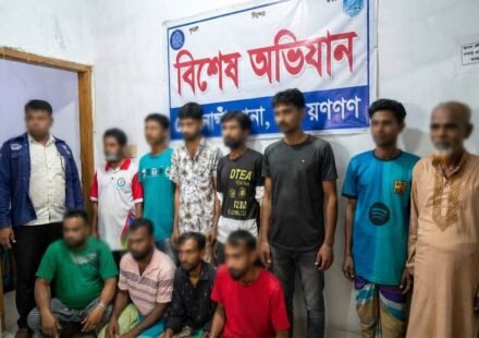 সোনারগাঁয়ে পুলিশের বিশেষ অভিযান, ইয়াবাসহ গ্রেপ্তার ১২