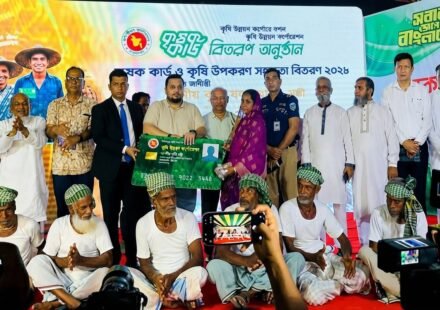 হাটহাজারীতে ১২০০ কৃষকের হাতে কৃষক কার্ড তুলে দিলেন মীর হেলাল