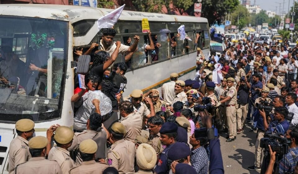 দিল্লিতে বিক্ষোভ ঘিরে ১২ ঘণ্টা ইন্টারনেট বন্ধ, আটক সাতশর বেশি