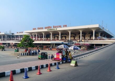 শাহজালাল বিমানবন্দরে দুই কোটি টাকার স্বর্ণের বারসহ আটক ২