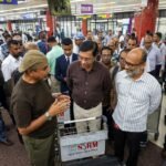 শাহজালাল বিমানবন্দরে হঠাৎ হাজির পর্যটনমন্ত্রী, কথা বললেন যাত্রীদের সঙ্গে