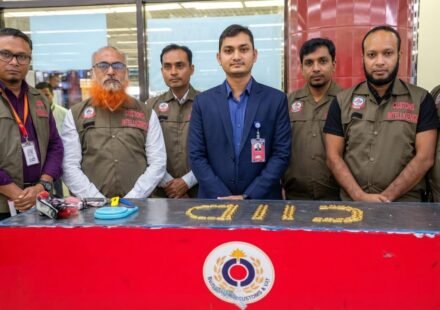 জুতার ভেতরে ৮০ স্বর্ণবার, শাহজালালে ধরা দুই বিমানকর্মী