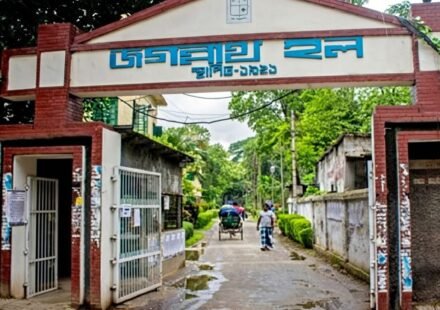 ঢাবির জগন্নাথ হলের নয়তলা থেকে পড়ে গুরুতর আহত শিক্ষার্থী