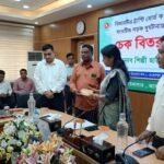 সড়ক দুর্ঘটনায় হতাহত ৩৫ পরিবারের হাতে ১ কোটি ১০ লাখ টাকার চেক