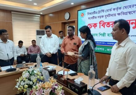 সড়ক দুর্ঘটনায় হতাহত ৩৫ পরিবারের হাতে ১ কোটি ১০ লাখ টাকার চেক