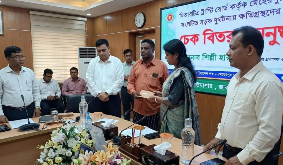 সড়ক দুর্ঘটনায় হতাহত ৩৫ পরিবারের হাতে ১ কোটি ১০ লাখ টাকার চেক