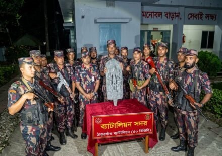 ঠাকুরগাঁও সীমান্তে বিজিবির অভিযানে সাড়ে ২৪ কেজির কষ্টিপাথরের মূর্তি জব্দ