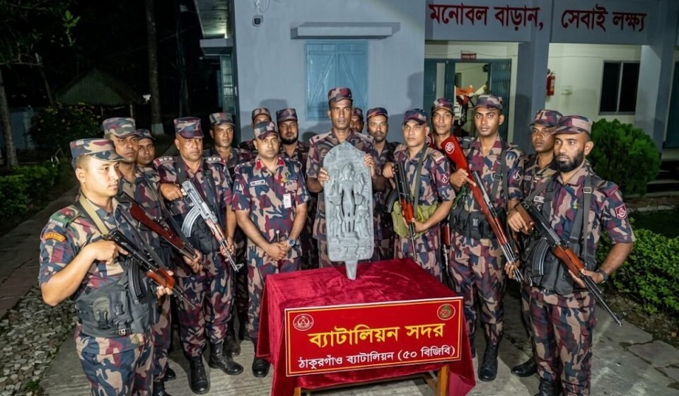 ঠাকুরগাঁও সীমান্তে বিজিবির অভিযানে সাড়ে ২৪ কেজির কষ্টিপাথরের মূর্তি জব্দ