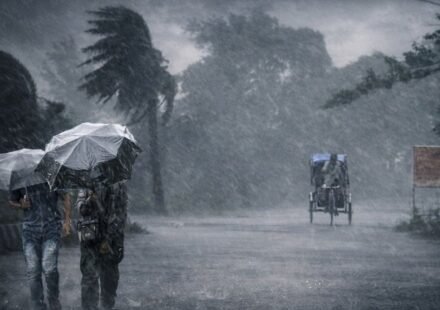 দুপুরের মধ্যেই ঢাকায় বজ্রসহ বৃষ্টির সম্ভাবনা