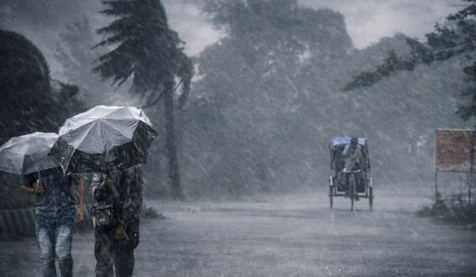 দুপুরের মধ্যেই ঢাকায় বজ্রসহ বৃষ্টির সম্ভাবনা