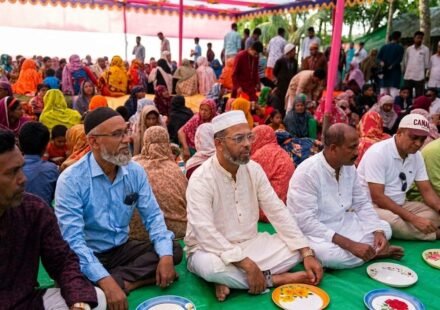 ছিন্নমূল মানুষের সঙ্গে মাটিতে বসে খেলেন পরিবেশ প্রতিমন্ত্রী, মোংলার ‘একবেলার মেহমানখানা’য় আকস্মিক উপস্থিতি