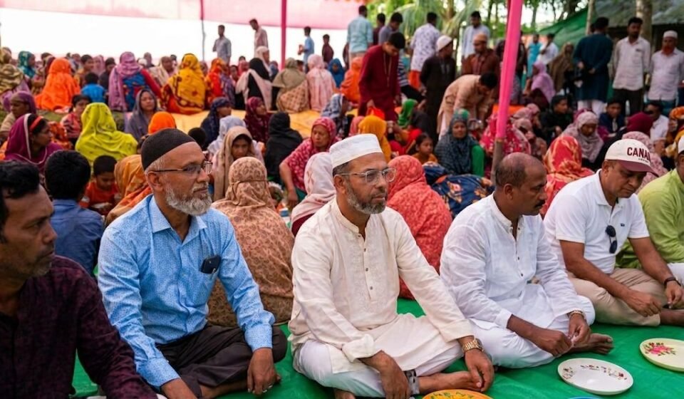 State minister for environment sits on the ground to eat with the homeless in surprise visit to Mongla's 'Ekbelar Mehmankhana'