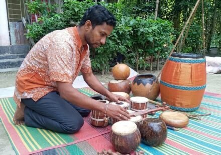 শতাধিক দেশি বাদ্যযন্ত্র নিজ হাতে গড়েছেন গোপালগঞ্জের সুনির্মল, নীরবে আগলে রাখছেন লোকবাদ্য