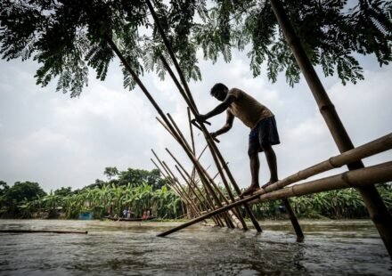 কুমার নদীতে স্থায়ী বাঁধ দিয়ে মাছ শিকার: কাশিয়ানীতে প্রশাসনের অভিযানে অবৈধ স্থাপনা উচ্ছেদ
