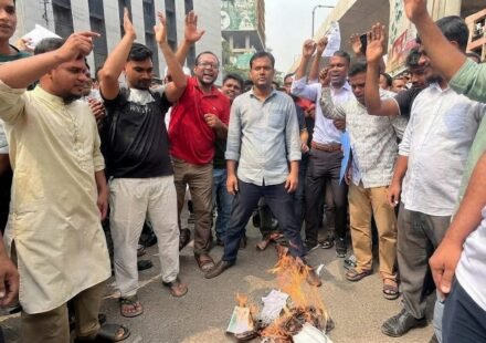 প্রশ্নফাঁসের অভিযোগে পরীক্ষা স্থগিত: সড়ক অবরোধ করে মহাপরিচালকের পদত্যাগ চাইলেন চাকরিপ্রার্থীরা