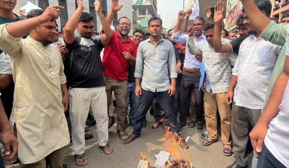 প্রশ্নফাঁসের অভিযোগে পরীক্ষা স্থগিত: সড়ক অবরোধ করে মহাপরিচালকের পদত্যাগ চাইলেন চাকরিপ্রার্থীরা