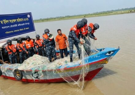 মা ইলিশ রক্ষায় চাঁদপুরে নৌবাহিনীর অভিযান, পোড়ানো হলো প্রায় ৭ কোটি টাকার অবৈধ জাল