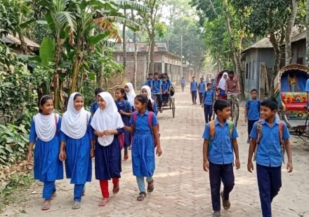 ডিম-দুধ-কলার টিফিনে স্কুলমুখী শিশুরা: বালিয়াডাঙ্গীর ১৩৮ বিদ্যালয়ে স্কুল ফিডিং কর্মসূচি