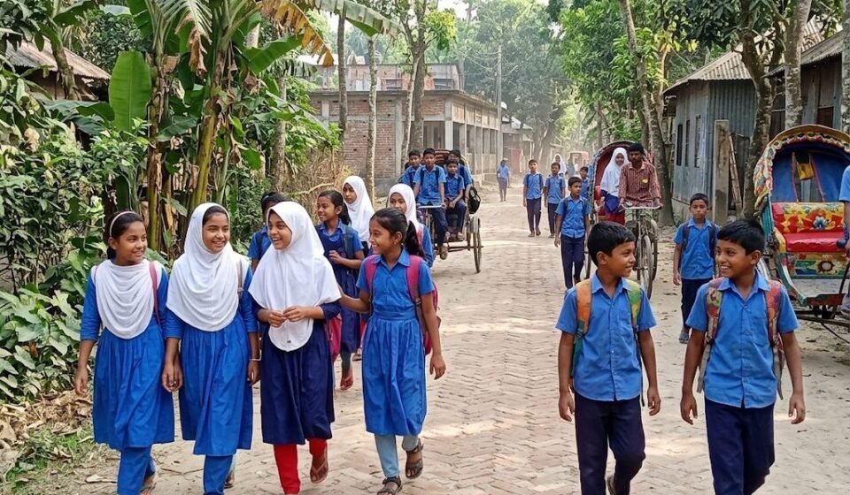ডিম-দুধ-কলার টিফিনে স্কুলমুখী শিশুরা: বালিয়াডাঙ্গীর ১৩৮ বিদ্যালয়ে স্কুল ফিডিং কর্মসূচি
