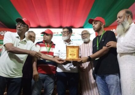 নদীর দুই পাড়ে মানুষের ঢল: ঢাকা দক্ষিণের ৭৫ নম্বর ওয়ার্ডে দুই দিনের নৌকাবাইচ