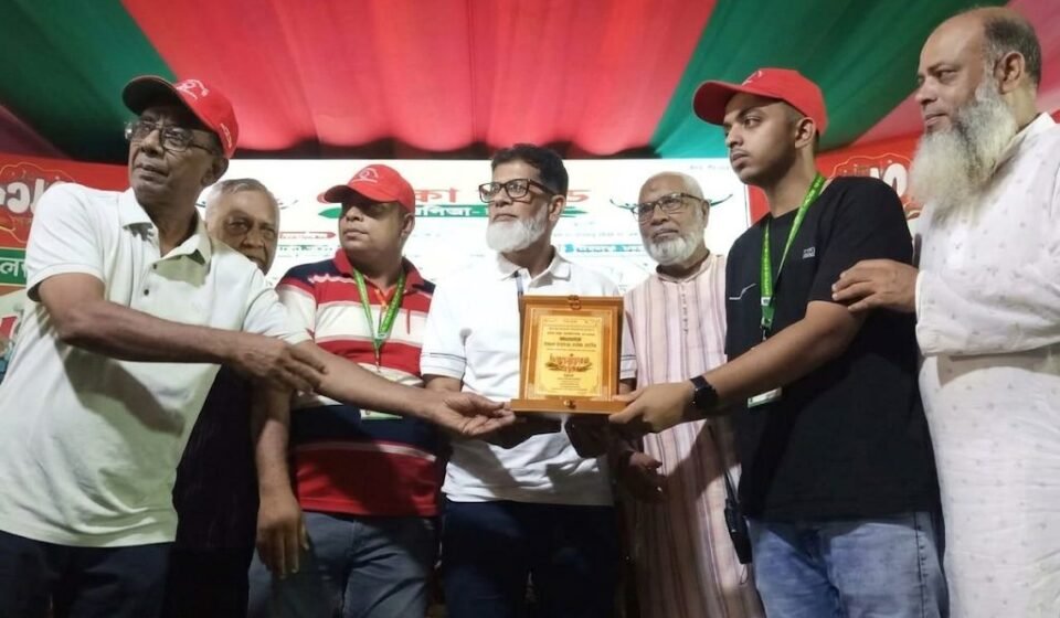 নদীর দুই পাড়ে মানুষের ঢল: ঢাকা দক্ষিণের ৭৫ নম্বর ওয়ার্ডে দুই দিনের নৌকাবাইচ