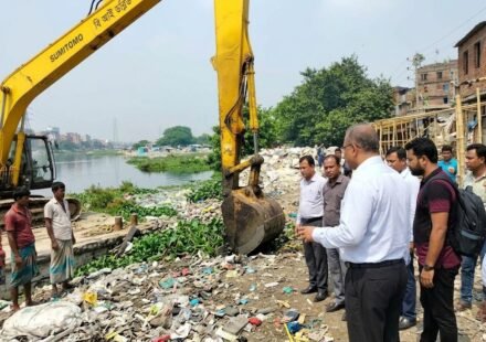 ৫০ অবৈধ স্থাপনা উচ্ছেদ, বুড়িগঙ্গার তীর থেকে সরানো হলো প্রায় ১০০ টন বর্জ্য