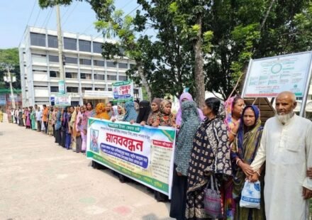 চার শতাধিক নারীর সঞ্চয়ের প্রায় ২২ লাখ টাকা নিয়ে উধাও সমিতির ব্যবস্থাপক, খোকসায় মানববন্ধন