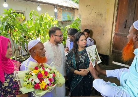 দুঃখু মিয়ার বিদ্যালয়কে উচ্চবিদ্যালয়ে রূপ দিতে সহায়তার আশ্বাস নরসিংদীর জেলা প্রশাসকের