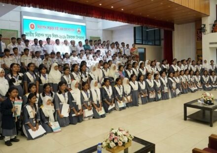 শিক্ষার্থীদের নিরাপদ সড়ক ব্যবহারের পাঠ দিল বিআরটিএ, বসুন্ধরা পাবলিক স্কুলে কর্মশালা
