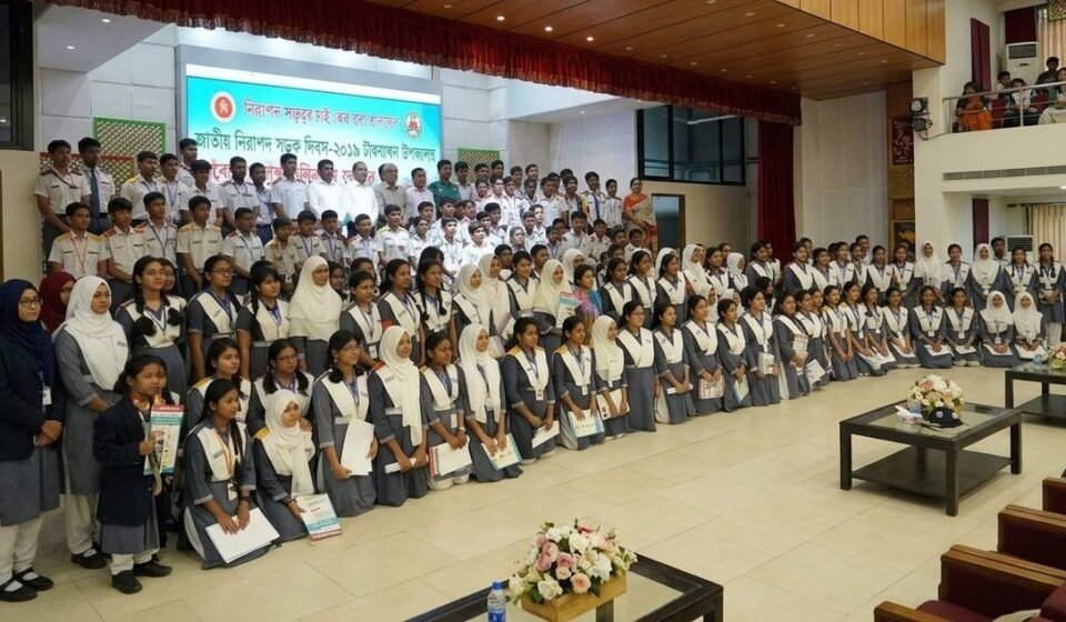 শিক্ষার্থীদের নিরাপদ সড়ক ব্যবহারের পাঠ দিল বিআরটিএ, বসুন্ধরা পাবলিক স্কুলে কর্মশালা