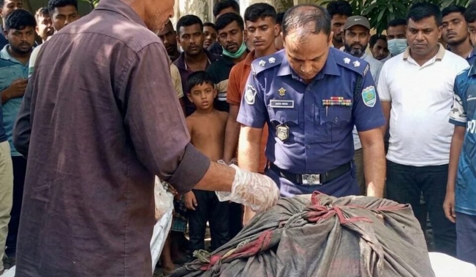 মতলবে কম্বলে মোড়ানো বস্তায় মিলল অজ্ঞাত নারীর মরদেহ
