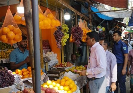 সিরাজদিখানে মিষ্টির দোকানকে ৫ হাজার, ফলের দোকানকে ১ হাজার টাকা জরিমানা