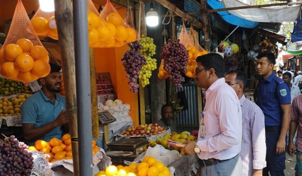 Sweet shop fined Tk 5,000, fruit shop Tk 1,000 in Sirajdikhan