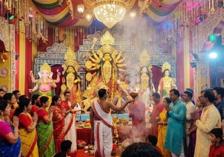 নড়াইলে ৫৪৩ মণ্ডপে দুর্গাপূজা, প্রতিমায় চলছে রং-তুলির শেষ আঁচড়