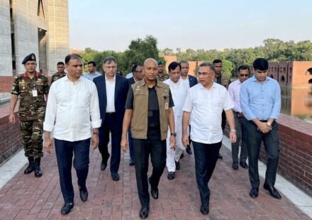 সংসদ ভবন প্রাঙ্গণ ঘুরে দেখলেন প্রধানমন্ত্রী, সবুজায়ন ও দ্রুত সংস্কারের নির্দেশ