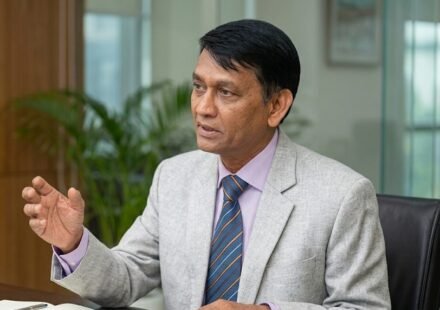 মঞ্চ থেকে ওটিটি—আজিজুল হাকিমের পাঁচ দশকের পথচলা উঠে আসছে বইয়ে